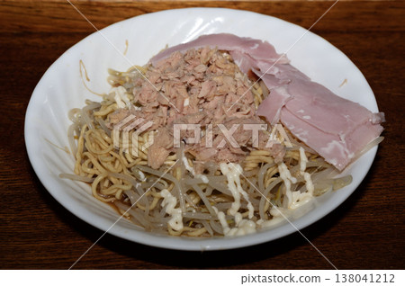 單人份冷拉麵,配料包括鮪魚、火腿、豆芽、冷凍拉麵、蛋黃醬和醬汁。 單人份冷拉麵,配料包括鮪魚、火腿、豆芽、冷凍拉麵、蛋黃醬和醬汁。 138041212