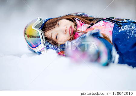 一位年輕女子躺在雪地上 一位年輕女子躺在雪地上 138042010