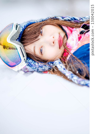 一位年輕女子躺在雪地上 一位年輕女子躺在雪地上 138042015