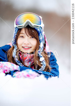 一位年輕女子躺在雪地上 一位年輕女子躺在雪地上 138042116