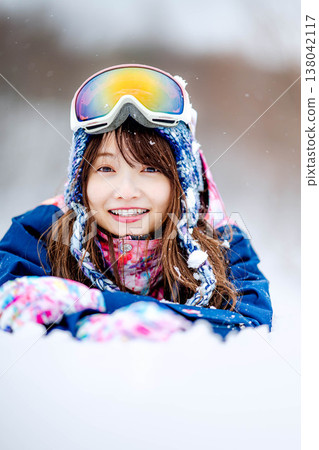 一位年輕女子躺在雪地上 一位年輕女子躺在雪地上 138042117