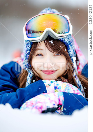 一位年輕女子躺在雪地上 138042125