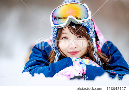 一位年輕女子躺在雪地上 138042127