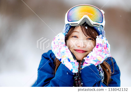 一位年輕女子躺在雪地上 138042132