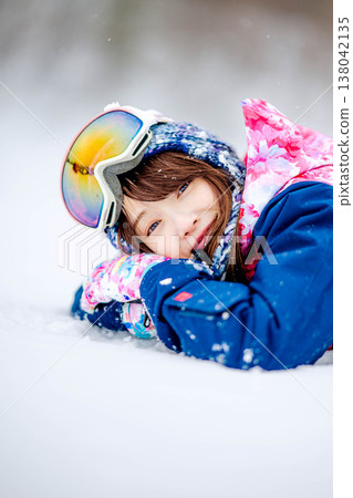 一位年輕女子躺在雪地上 138042135
