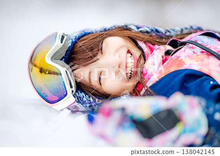 一位年輕女子躺在雪地上 一位年輕女子躺在雪地上 138042145