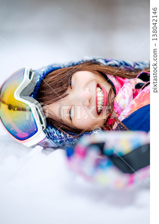 一位年輕女子躺在雪地上 138042146