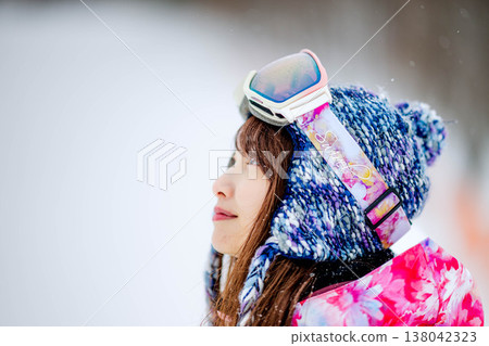 一個女人滑雪 138042323