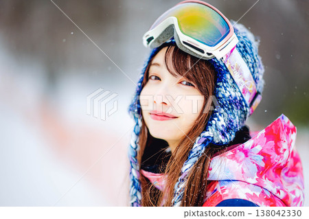 一個女人滑雪 138042330