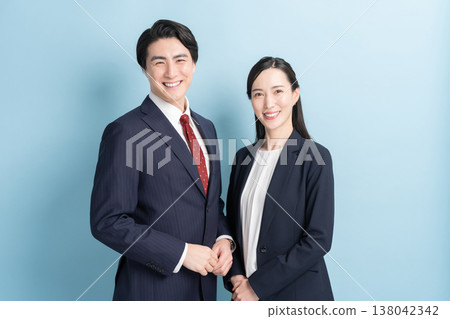 Smiling businessmen and women Smiling businessmen and women 138042342
