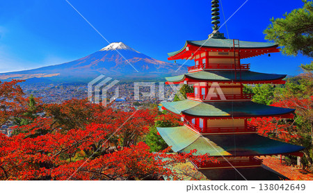 [山梨縣]富士山和櫻花的秋葉（信倉富士淺間神社） 138042649