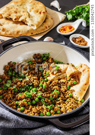 Indian keema matar with minced meat, peas and naan 138042745