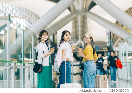機場內有三名女性。 “拍攝協助提供:關西國際機場(KIX)” 機場內有三名女性。 “拍攝協助提供:關西國際機場(KIX)” 138042963