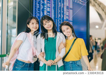 Three women at the airport setting off on a trip (Photography cooperation: Kansai International Airport (KIX)) Three women at the airport setting off on a trip (Photography cooperation: Kansai International Airport (KIX)) 138043018