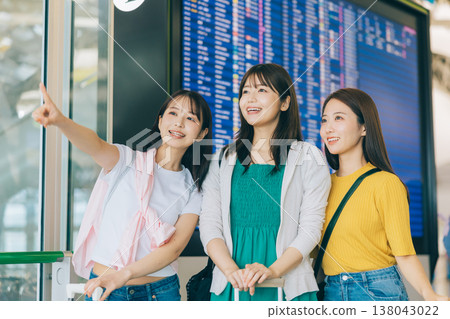 三位女性在機場準備出發旅行（攝影合作：關西國際機場（KIX）） 138043022