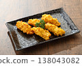 玉米天婦羅盛於黑色盤子 - 居酒屋菜單 138043082