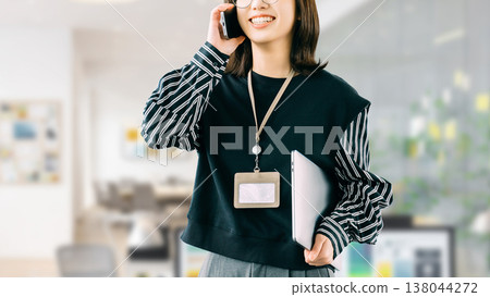 一位女士/女商人正在用智慧型手機通話 一位女士/女商人正在用智慧型手機通話 138044272