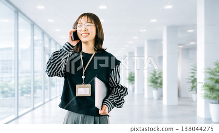 一位女士/女商人正在用智慧型手機通話 138044275