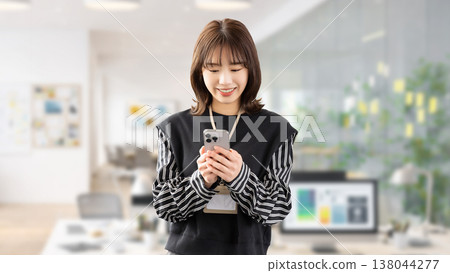 使用智慧型手機的女性/女商人 使用智慧型手機的女性/女商人 138044277
