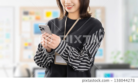使用智慧型手機的女性/女商人 使用智慧型手機的女性/女商人 138044278