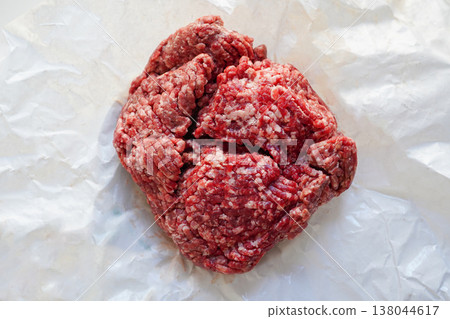 白色背景上的碎牛肉,俯拍鏡頭。 白色背景上的碎牛肉,俯拍鏡頭。 138044617