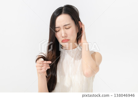 Women who are concerned about damaged hair Women who are concerned about damaged hair 138046946
