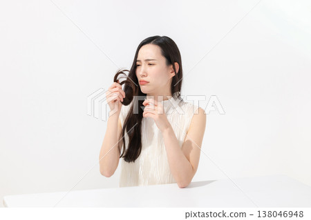 Women who are concerned about damaged hair 138046948