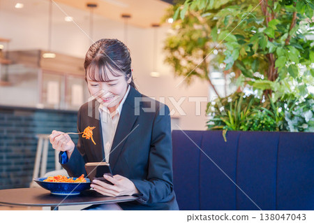 一位面容清秀的女子在自助餐廳吃義大利麵。 一位面容清秀的女子在自助餐廳吃義大利麵。 138047043
