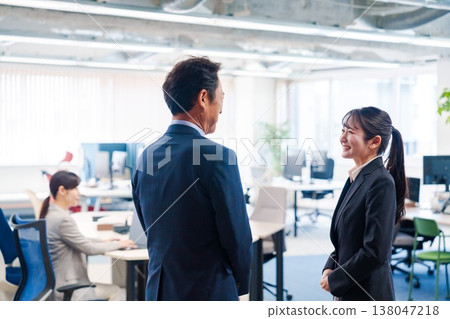 一位在現代化辦公室實習的女性。 一位在現代化辦公室實習的女性。 138047218