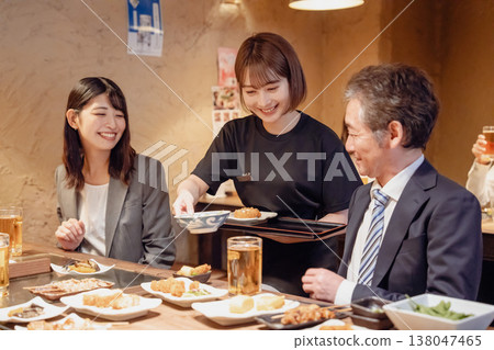 居酒屋(日式酒吧)裡的女服務員 居酒屋(日式酒吧)裡的女服務員 138047465