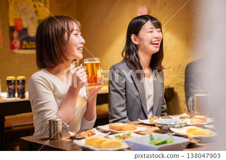 A woman who drinks a lot of alcohol at an izakaya (Japanese pub) 138047903