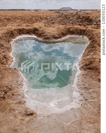 埃及錫瓦綠洲鹽湖中形成的心形水坑 埃及錫瓦綠洲鹽湖中形成的心形水坑 138050123