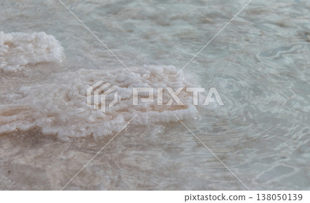 錫瓦綠洲鹽湖中形成的白色鹽晶體的特寫 錫瓦綠洲鹽湖中形成的白色鹽晶體的特寫 138050139