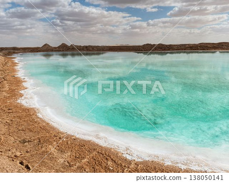 錫瓦綠洲鹽湖清澈碧藍的湖水和潔白的鹽岸。 錫瓦綠洲鹽湖清澈碧藍的湖水和潔白的鹽岸。 138050141