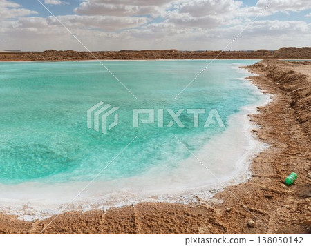 錫瓦綠洲的鹽湖和白色鹽岸，以及沙漠中遺留的垃圾，都說明了環境問題。 138050142