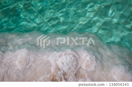錫瓦綠洲鹽湖中形成的白色鹽晶體與碧藍色的湖面交相輝映。 錫瓦綠洲鹽湖中形成的白色鹽晶體與碧藍色的湖面交相輝映。 138050143