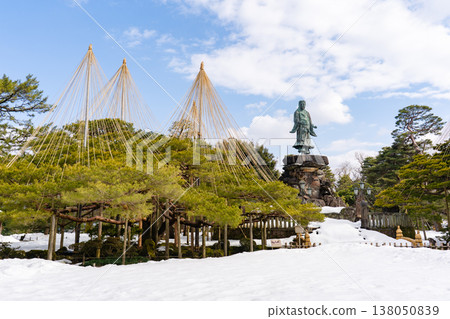 矗立在白雪皚皚的兼六園中的青銅雕像“明治紀念碑”,以及白雪覆蓋的樹木構成的冬日景色。 矗立在白雪皚皚的兼六園中的青銅雕像“明治紀念碑”,以及白雪覆蓋的樹木構成的冬日景色。 138050839