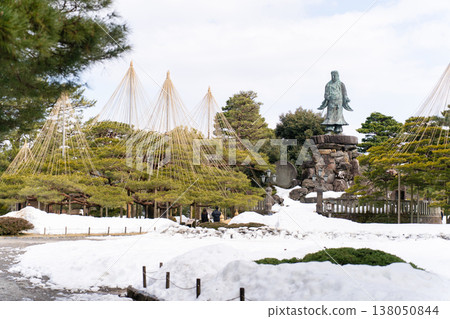 矗立在白雪皚皚的兼六園中的青銅雕像“明治紀念碑”,以及白雪覆蓋的樹木構成的冬日景色。 矗立在白雪皚皚的兼六園中的青銅雕像“明治紀念碑”,以及白雪覆蓋的樹木構成的冬日景色。 138050844