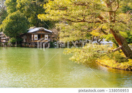 位於兼六園霞池旁的內橋亭 138050953