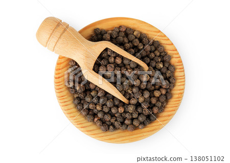 Black peppercorns or pepper in a wooden bowl isolated on a white background. Top view. Flat lay 138051102