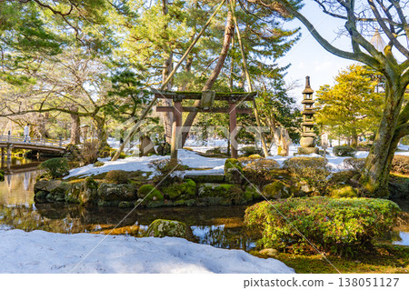 Torii gate and stone lanterns of Kenrokuen Garden Torii gate and stone lanterns of Kenrokuen Garden 138051127