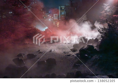 群馬縣:草津溫泉被升騰的蒸氣環繞的景象。 群馬縣:草津溫泉被升騰的蒸氣環繞的景象。 138052105