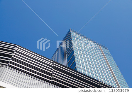 Skyscraper that shines in the blue sky 138053979