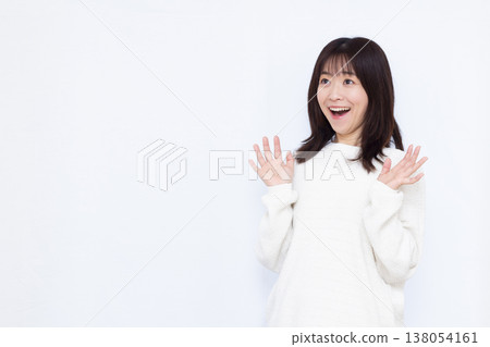 微笑和驚訝的女人 138054161