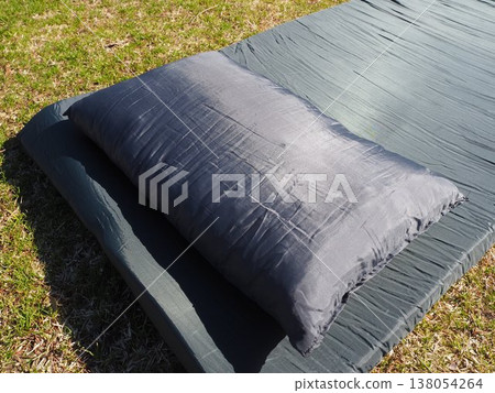 如何使用露營氣枕和墊子的圖片。 138054264