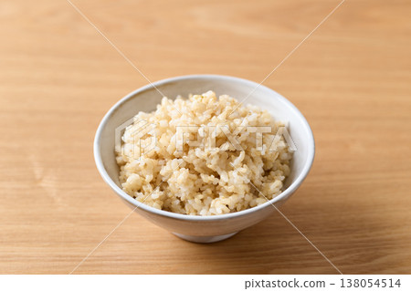 Brown rice served in a bowl 138054514
