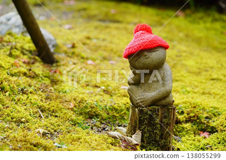 Kyoto Shōjuin Temple - The Temple with the Heart-Shaped Window - The Jizo Statue in the Garden 138055299