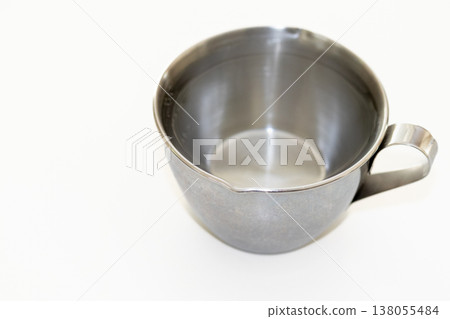 裝滿清澈液體的金屬杯 裝滿清澈液體的金屬杯 138055484