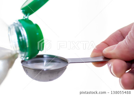 Measure the liquid seasonings using a measuring spoon. Measure the liquid seasonings using a measuring spoon. 138055488