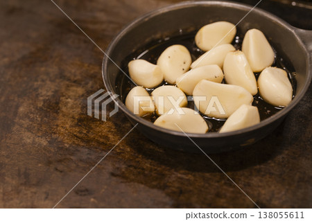 Garlic oil-grilled on a hot plate - Izakaya (Japanese pub) - A la carte dish 138055611